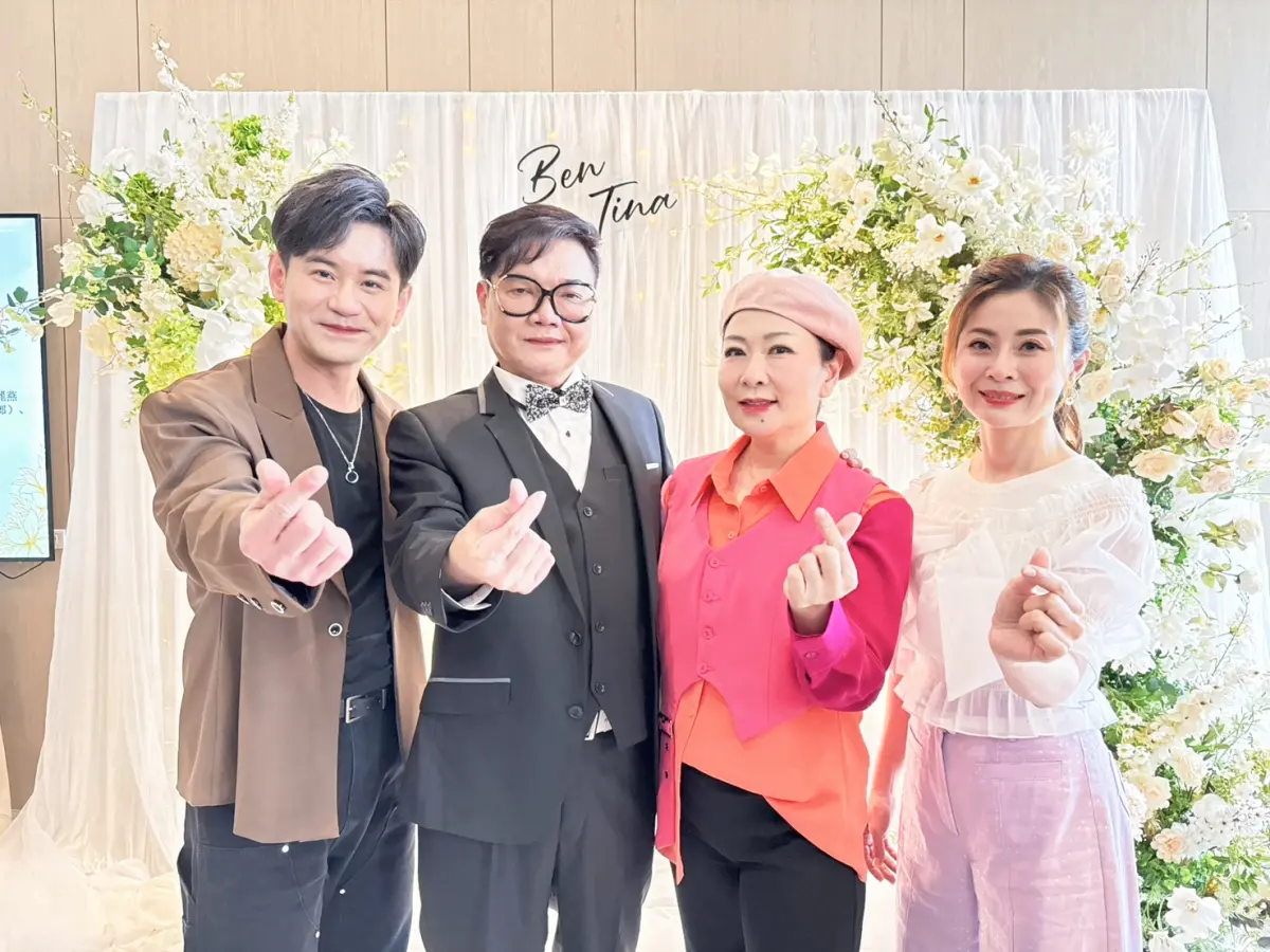 ▲台語歌王（左2）七郎日前熱鬧風光嫁女兒，千萬豪宅當嫁妝，他淚灑紅毯，也表示繼續當女兒一輩子的靠山。豪記唱片歌手群包括林姍（右起）、張秀卿，還有吳俊宏（左1），都特別南下祝賀。（圖／豪記唱片提供）