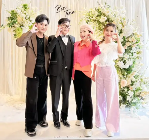 ▲台語歌王七郎（左2）嫁女兒，豪記唱片歌手組親友團力挺，包括林姍（右起）、張秀卿還有吳俊宏（左1）都來了。（圖／豪記唱片提供）