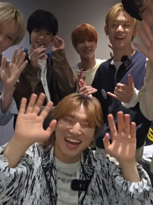 ▲大聲（下）闖入TXT工作室開直播，讓許多粉絲點開畫面嚇一跳。（圖／翻攝自WEVERSE）