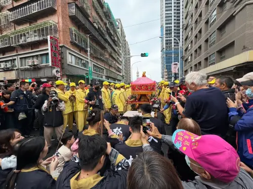 ▲鑽轎腳是白沙屯媽祖進香的重要儀式之一,象徵接受媽祖庇佑,但過程中有幾點禁忌務必遵守。(圖/白沙屯拱天宮臉書) ▲鑽轎腳是白沙屯媽祖進香的重要儀式之一,象徵接受媽祖庇佑,但過程中有幾點禁忌務必遵守。(圖/白沙屯拱天宮臉書)