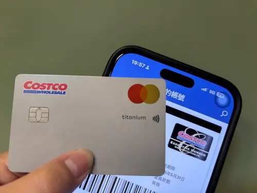 ▲會費歸零必備組合！ 持好市多數位黑鑽會員卡（APP畫面左），並配合富邦Costco聯名卡結帳（右），即可疊加享最高 4% 好多金回饋，年消費達 7 萬 5 就划算。（圖／記者徐銘穗攝）