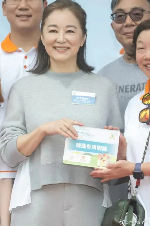 ▲林青霞（中）參與公益活動，不刻意遮掩頭髮和臉上的歲月痕跡。（圖／你品道了嗎微博）