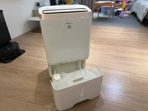 ▲除濕機的水理論上是接近純水的冷凝水，但是在產生途中經過了難以清潔的管路，還有空氣髒污，因此有許多看不見的雜質，甚至有黏菌存在。（圖／記者黃韻文攝）