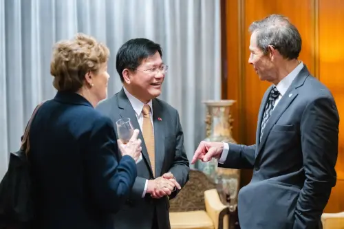 ▲林佳龍提到很高興能看見四位老朋友遠道而來，雖然參議員們分屬不同黨派，但始終力挺台灣的國際參與。（圖／林佳龍臉書）