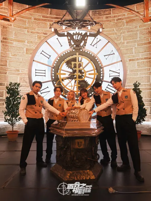 ▲製作人郭彥伶、導演郭方儒、梁以辰（右三）及本本（左三）一起開直播歡慶完美收官，製作單位為了回饋一路支持的觀眾朋友，直播加碼三十分鐘。（圖／映底子國際傳媒股份有限公司提供）