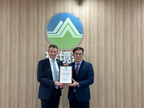 Minister Peng and German expert Jürgen Landgrebe discuss Taiwan's ESG and sustainability-related issues. (Facebook, Peng Chi-ming)