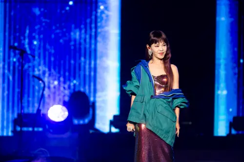 彭佳慧開唱被台下大喊脫掉！她竟然直接解外套：這樣比較好聊天