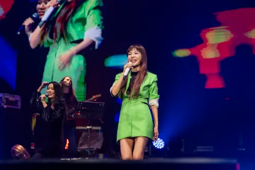 ▲彭佳慧著「青蘋果女神裝」，妙語如珠稱「靠近我變健康」。（圖／南炬文娛）