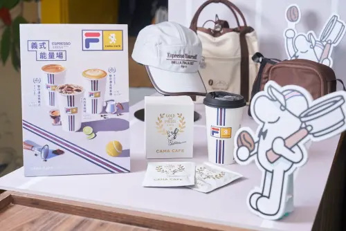 ▲CAMA CAFE聯名FILA打造棒球帽、側背包、T恤等周邊商品。（圖／CAMA CAFE提供）