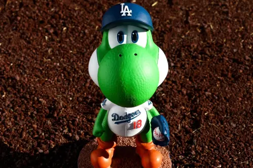 山本由伸聯名公仔太萌！球迷提前4小時排隊瘋搶　網拍秒破萬台幣