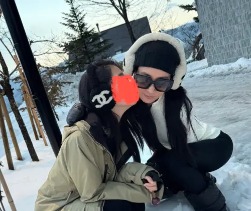 ▲李晶晶（右）偶爾會在IG上分享和女兒（左）的日常合照，對女兒也相當用心栽培。（圖／IG@jingjing6136）