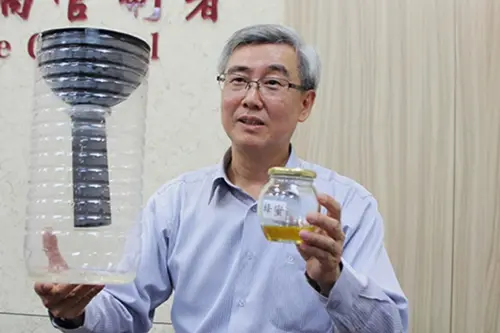 ▲國立中興大學昆蟲學系教授杜武俊至疾管署現場，展示寶特瓶捕蚊神器「誘卵桶」，研究發現，只要將捕蚊裝置，放在距離地面50公分時，效果最佳。（圖／疾管署提供）