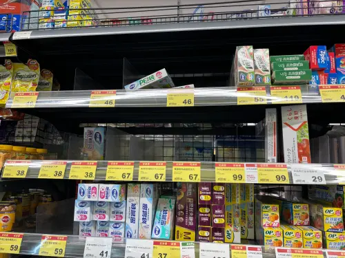 ▲官方說正常，現場卻全空！ 記者 3 月 30 日直擊北部全聯門市，常用耐熱袋已被搶購一空。受美伊戰爭影響，民眾囤貨心理已造成局部通路暫時性斷貨。（圖／記者徐銘穗攝）