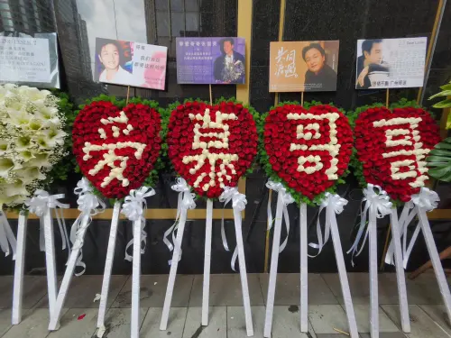 ▲張國榮逝世23年了，歌迷、影迷依然沒有忘記他，在4月1日忌日這天來到香港中環東方文華飯店獻花思念他。（圖／微博＠張國榮藝術研究會LCAS）