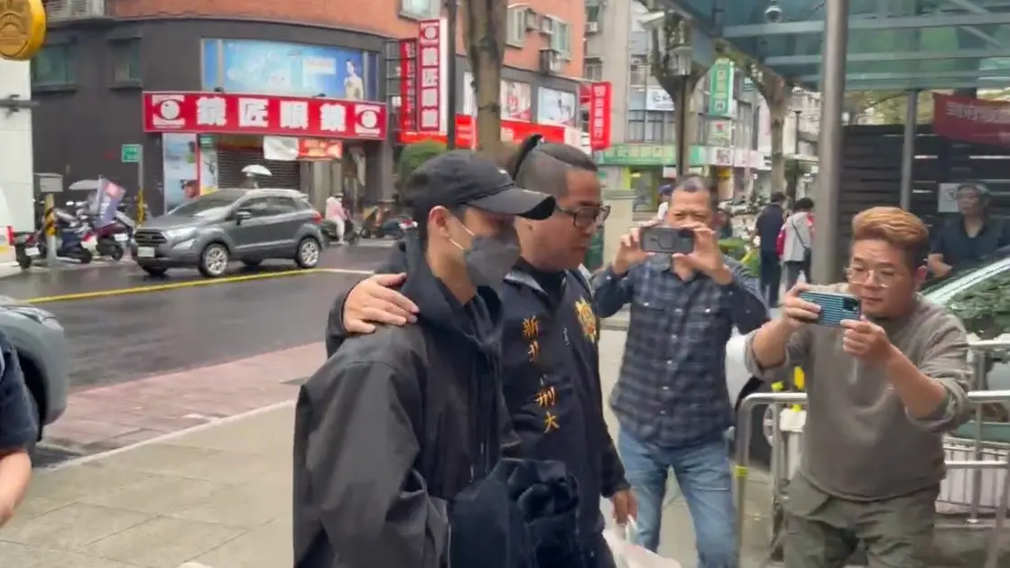 ▲藝人王子（邱勝翊）爆出涉閃兵今（1日）遭拘提，雙手上銬進警局畫面曝光。（圖／警方提供）