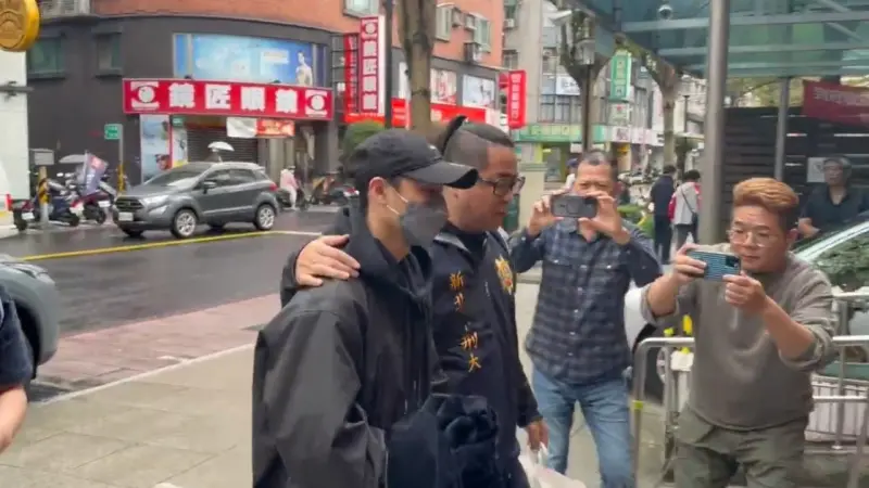快訊／王子涉閃兵遭拘提！不發一語「雙手上銬進警局」最新畫面曝