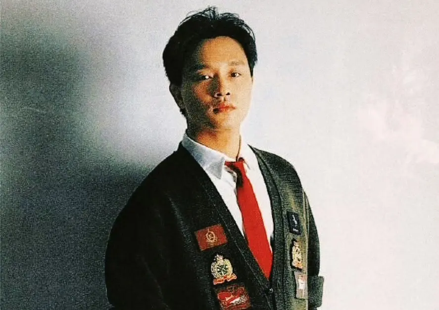 ▲張國榮逝世23年，今（1）日許多海內外歌迷和影迷都來到香港東方文華外面獻花思念他，花牆綿延10公尺，還有用紅白玫瑰相間排成的花牌，寫著「愛慕哥哥」。（圖／微博＠MrWG）