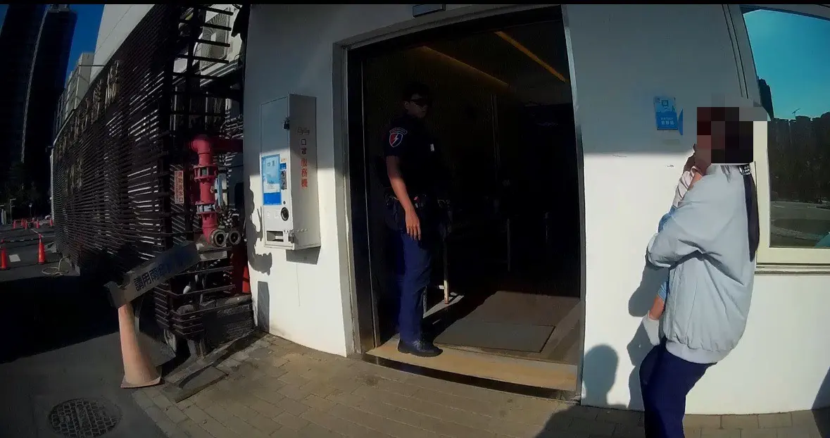 ▲1歲多幼童發且全身抽搐狀況，小隊長張志聖當機立斷，決定由警車前方引導，將原本需要超過10分鐘的就醫路程縮短至3分鐘。（圖／高市保安大隊提供）