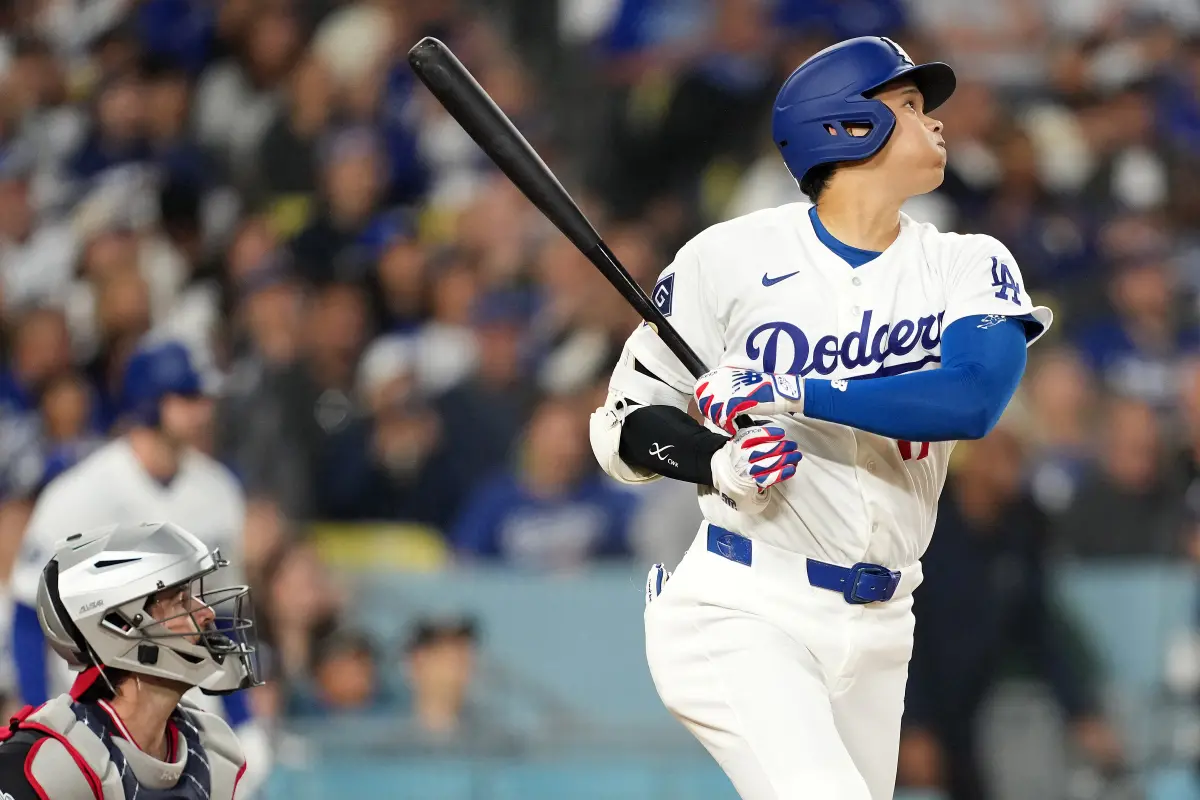 ▲道奇二刀流巨星大谷翔平今日主場對陣守護者，在第三局下半第二打席選到四壞球保送，達成跨季連續36場上壘的里程碑，追平個人大聯盟生涯最長連續上壘紀錄，今天同時是他睽違3年再度以二刀流姿態正式登板出賽。（圖／路透／達志影像）