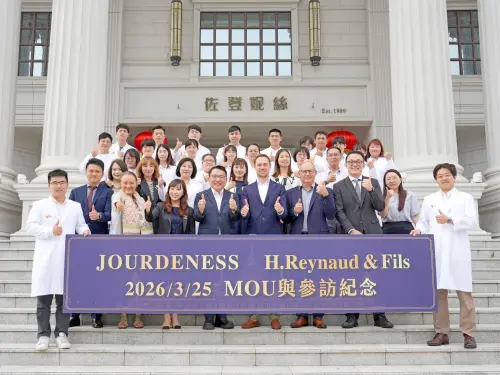 ▲佐登妮絲攜手法國百年精油大廠簽署合作MOU (左起佐登妮絲集團總經理陳佳琦、臺灣化粧品工業同業公會理事長陳政治與法方代表)。（圖／業者提供）