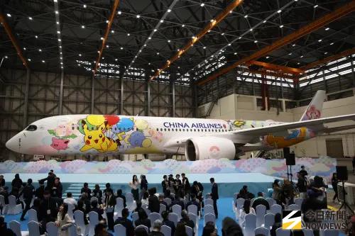 ▲13隻寶可夢繪於A350客機機身，並在機身上巧妙融入匠心獨具的祥雲花磚圖騰，完美結合台式工藝美學。（圖／記者朱永強）