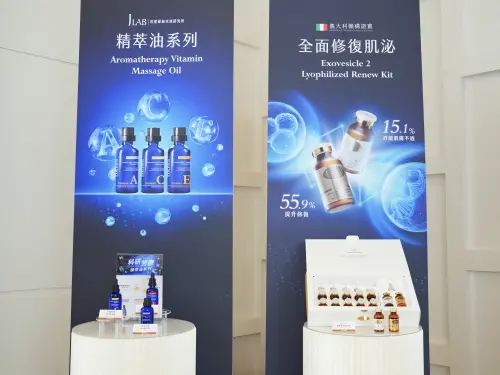 ▲年度新品「晚安無瑕維A精萃油」（定價 2200 元/50mL）及科技新星「EXO2-雙粹秘泌凍晶組禮盒版」（定價 9280 元/6入）同步登場。（圖／業者提供）