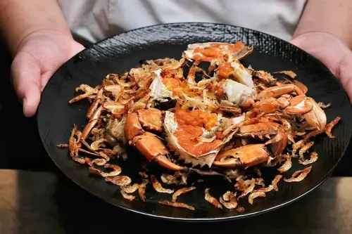 ▲台南阿霞飯店創立於1940年，最知名招牌菜就是紅蟳米糕。（圖／記者葉盛耀攝）