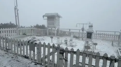 玉山下雪美景曝光！氣象署：入夜南部雨勢加大　台東防焚風飆36度