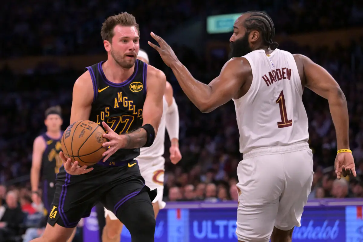 ▲洛杉磯湖人隊當家球星唐西奇(Luka Doncic)禁賽歸隊首戰便展現強大宰制力，全場狂轟42分與12助攻帶領球隊勇奪4連勝。（圖／路透／達志影像）