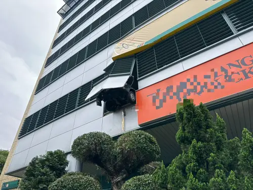 快訊／驚悚！板橋停車場爆意外　8旬翁失控暴衝「2輪懸空掛外牆」