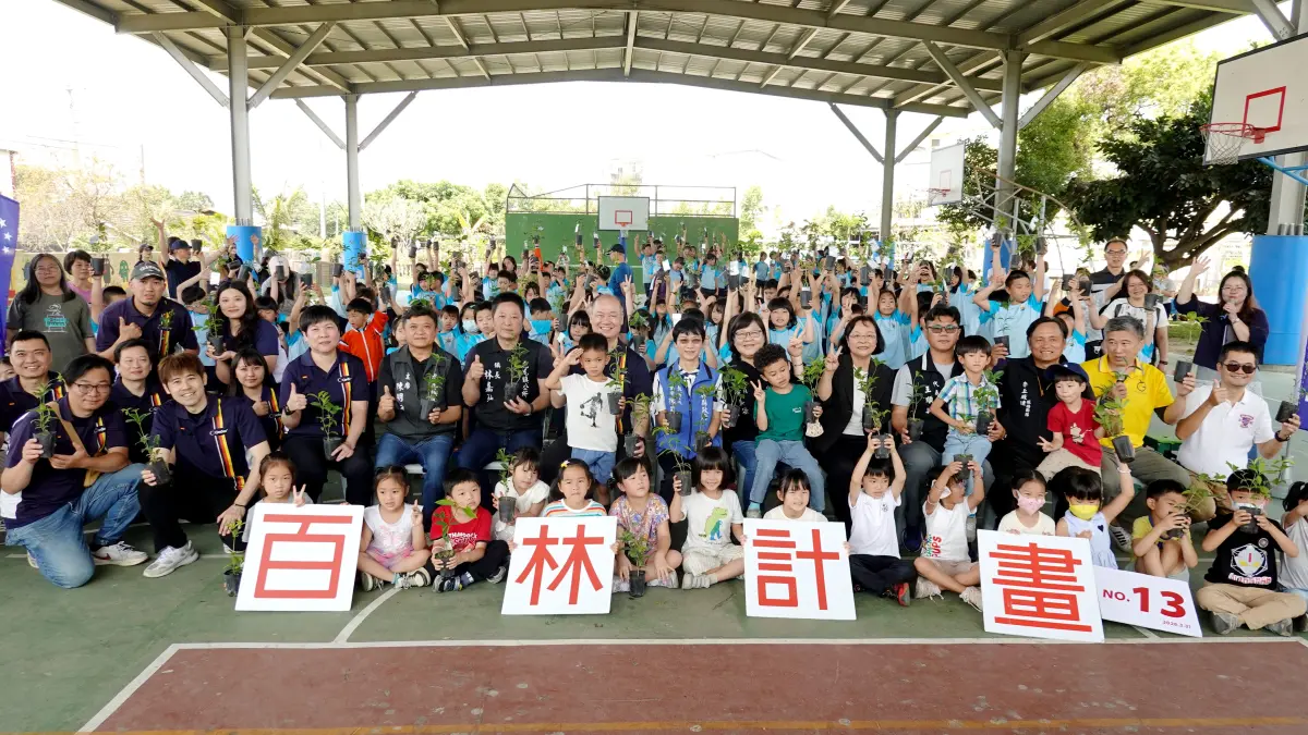 ▲歐德「百林計畫」第13座在雲林，由總經理陳國甫率領團隊與中正國小校長羅瑞蓉全校師生及各界貴賓共260人，打造共生共好校園。（圖／歐德提供）