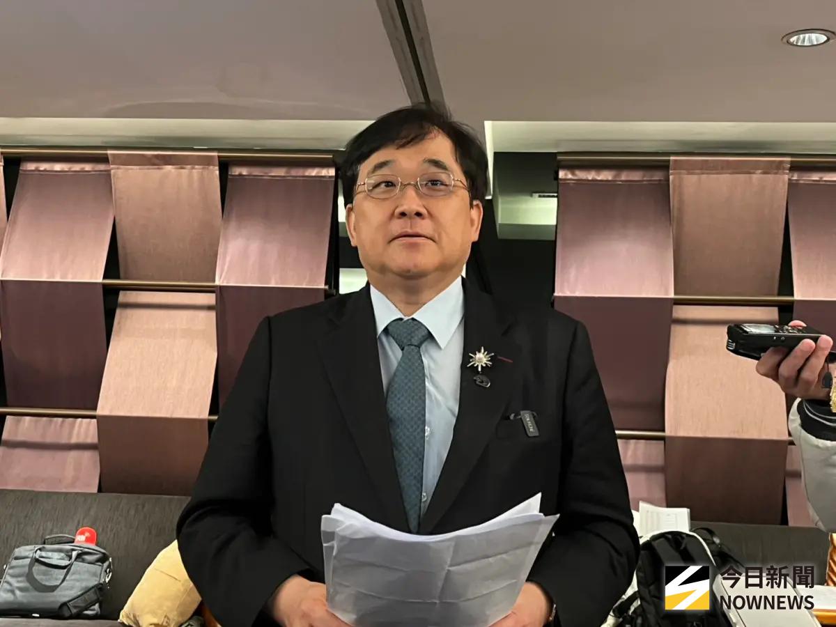 ▲新光醫院副院長洪子仁宣布，5月起針對護理同仁將第7度加薪。（圖／記者張乃文攝）