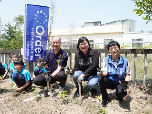 ▲(右起)雲林縣政府教育處督學陳麗宇、縣議員黃美瑤、歐德傢俱總經理陳國甫，一同與孩子開心植樹，為下一代打造更友善的生活環境。（圖／歐德提供）