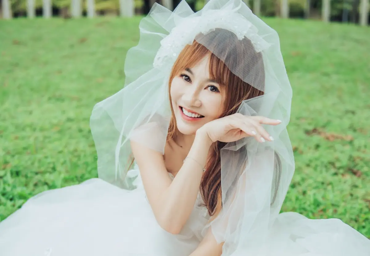 ▲王宥忻（如圖）將於5月31日舉辦千人結婚趴，私下二婚的她和老公的前妻相處融洽，還曾一起出國家族旅遊，讓許多人相當吃驚。（圖／​​​​台北法國巴黎婚紗提供）