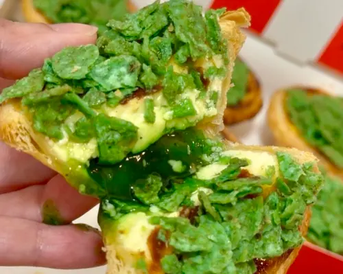 ▲肯德基愚人節限定「香菜爆擊蛋撻」綠到出汁好驚人。（圖／讀者提供）