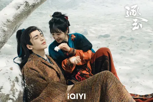 ▲張凌赫（左）和田曦薇（右）在劇中飾演先婚後愛的亂世情侶。（圖／愛奇藝國際站提供）