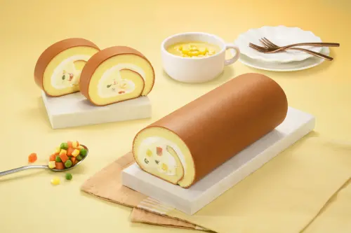 ▲亞尼克去年的愚人節玩笑成真！YTM獨賣「玉米濃湯三色豆生乳捲」驚喜盲盒。（圖／亞尼克提供）