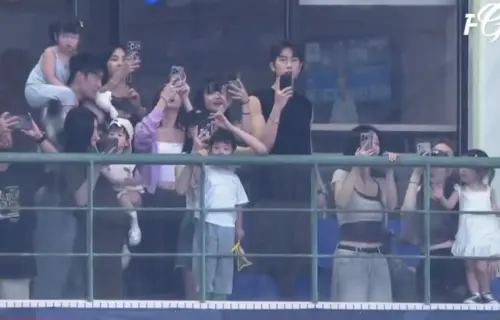 ▲范姜彥豐（黑衣吊嘎）帶著老婆家人一起去看王子開球。（圖／FubonGuardians YouTube）