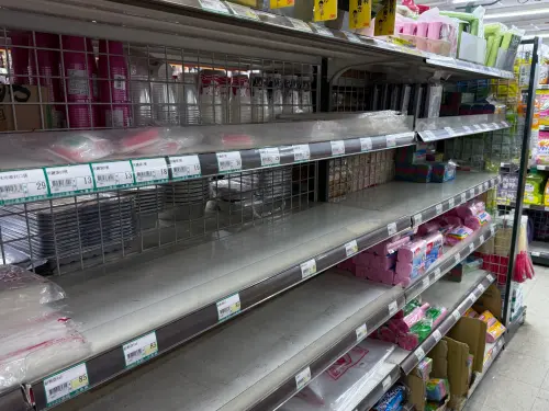 ▲記者日前查訪南部在地超市，包含「愛國超市」在內，架上塑膠袋幾乎被搶購一空。（圖／記者葉盛耀攝）