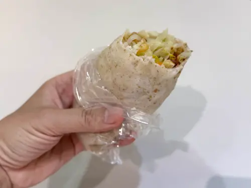 ▲潤餅的塑膠袋用量相當高，業者無奈表示塑膠袋成本上漲，且還被上游廠商限制購買數。（圖／記者葉盛耀攝）