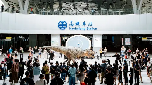 高雄車站驚見會動恐龍！兒童節「恐龍酷樂園」驚喜暖身