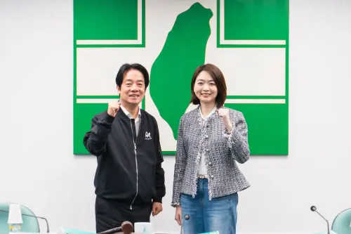 ▲民進黨發言人韓瑩將出戰宜蘭市長，向民進黨中央提出辭呈，與賴清德合影。（圖／民進黨提供）