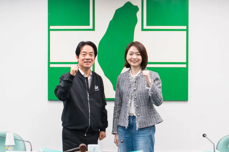    ▲民進黨發言人韓瑩將出戰宜蘭市長，向民進黨中央提出辭呈，與賴清德合影。（圖／民進黨提供）  