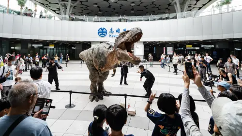 ▲由日本擬真恐龍團隊DINO-A-LIVE帶來栩栩如生的恐龍現身高雄火車站。（圖／高市府教育局提供）