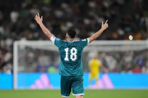 ▲易邊再戰後第53分鐘，伊拉克隊長、資深前鋒胡笙（Aymen Hussein）接獲隊友傳球，直接起腳射入球門底角。（圖／美聯社／達志影像）