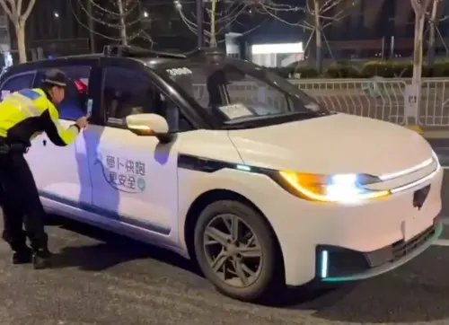 中國上百輛無人計程車「集體癱瘓」釀追尾、塞車！多人被困