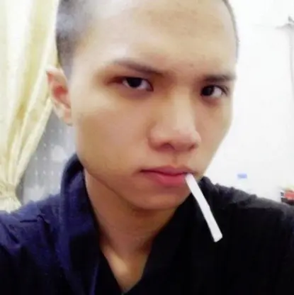 ▲小A辣過去就曾分享過當兵時期的剃髮叼菸照。（圖／臉書 小A辣）