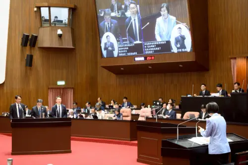 徐欣瑩初選後首質詢！關注AI治理　被卓揆讚「通過艱辛考驗」羞笑