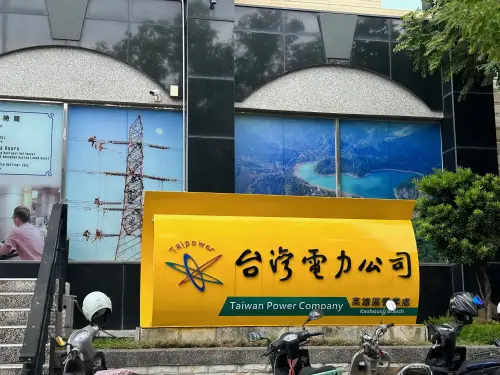 ▲台灣電力公司高雄區營業處到星星兒社會福利基金會大同社區照顧中心，捐贈善款，以助弱勢。(圖／記者黃守作攝)