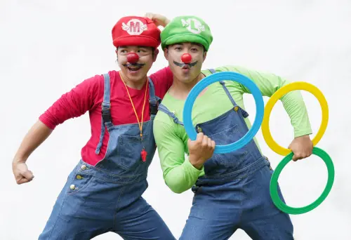 ▲「馬力兄弟特技秀」以熟悉的遊戲角色為靈感，結合翻滾與疊羅漢動作，打造動感十足的舞台。（圖／新北文化局提供）